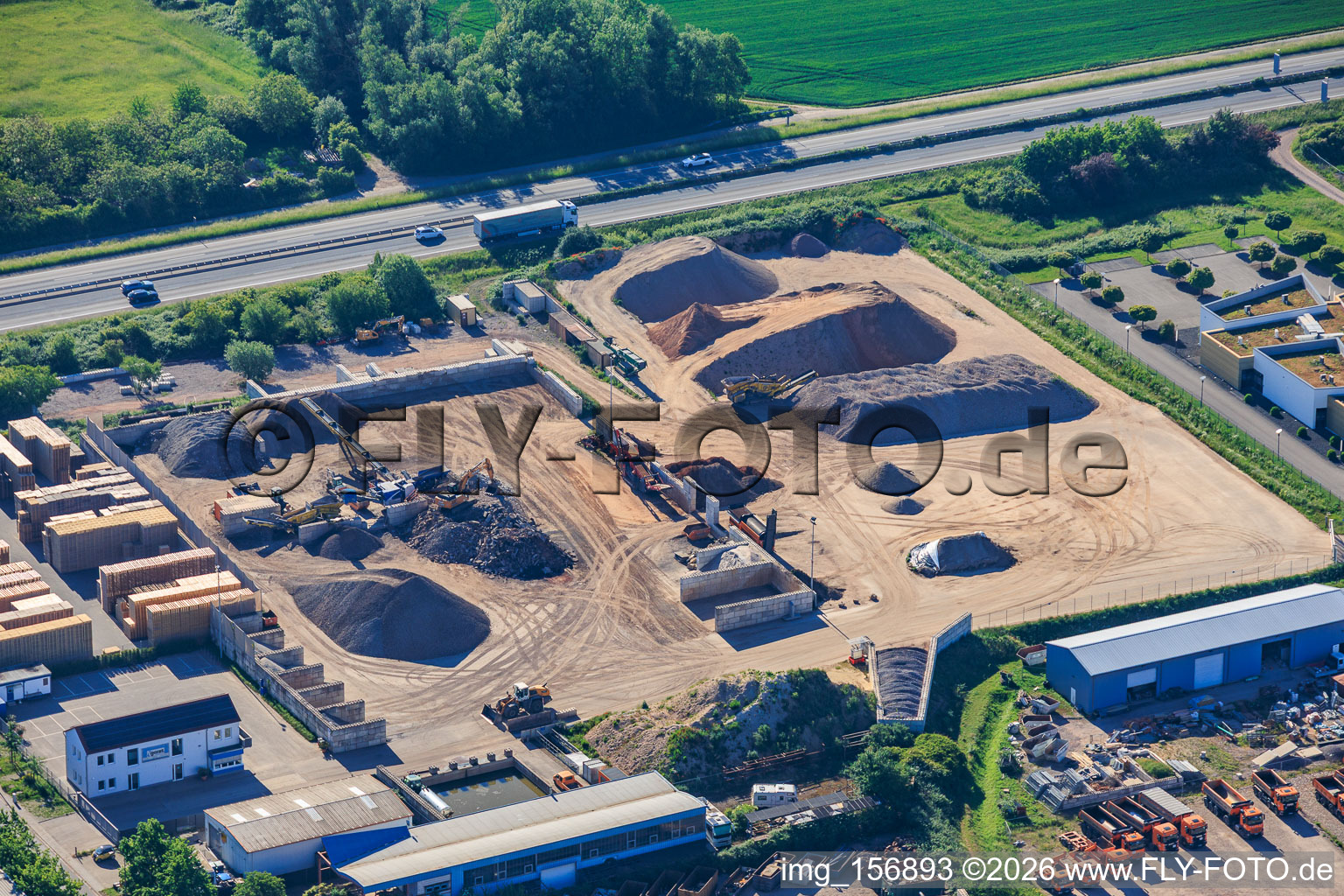 Industriegebiet Lerchenweide mit Gerst Bauservice GmbH (Bauschuttrecycling-Schüttgüter-Containerdienst) in Venningen im Bundesland Rheinland-Pfalz, Deutschland