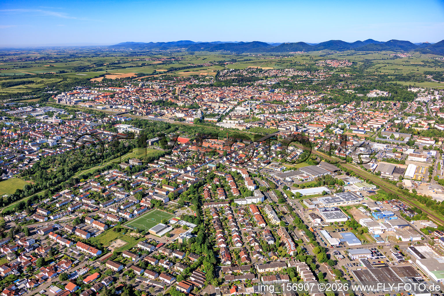 Queichheim aus Nordosten in Landau in der Pfalz im Bundesland Rheinland-Pfalz, Deutschland