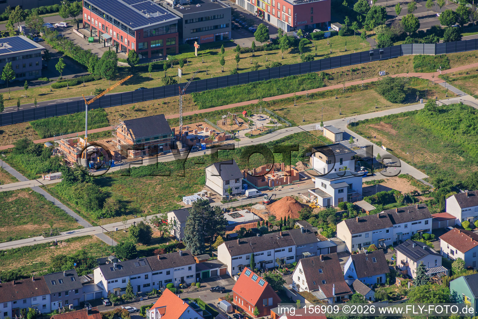 Erste Wohnhausbaustellen im Neubaugebiet im Storchenring im Ortsteil Queichheim in Landau in der Pfalz im Bundesland Rheinland-Pfalz, Deutschland