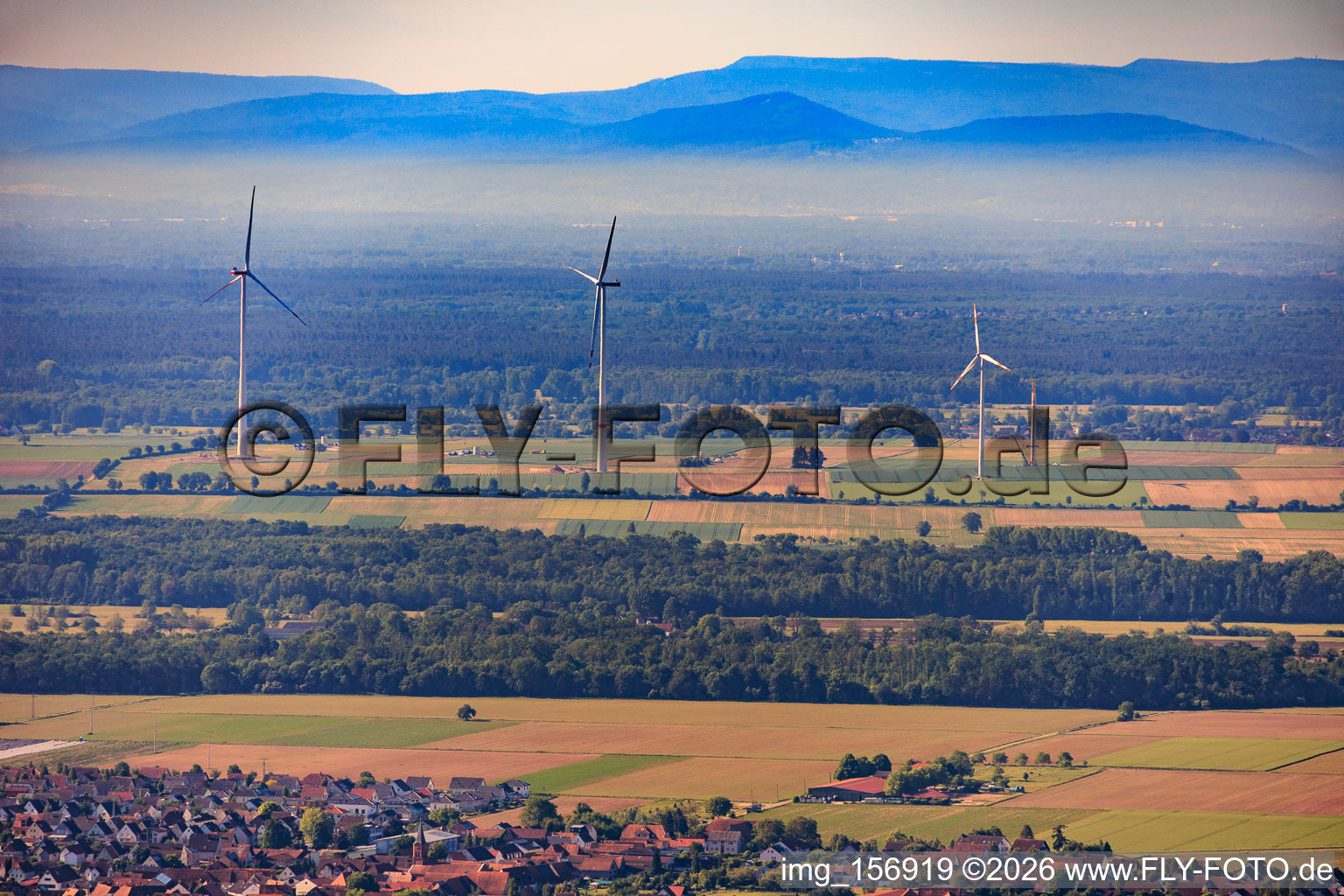 Abriss der vier Altanlagen (GE 1.5) aus 2004 nach Repowering des Windpark Minfeld aus Norden im Bundesland Rheinland-Pfalz, Deutschland