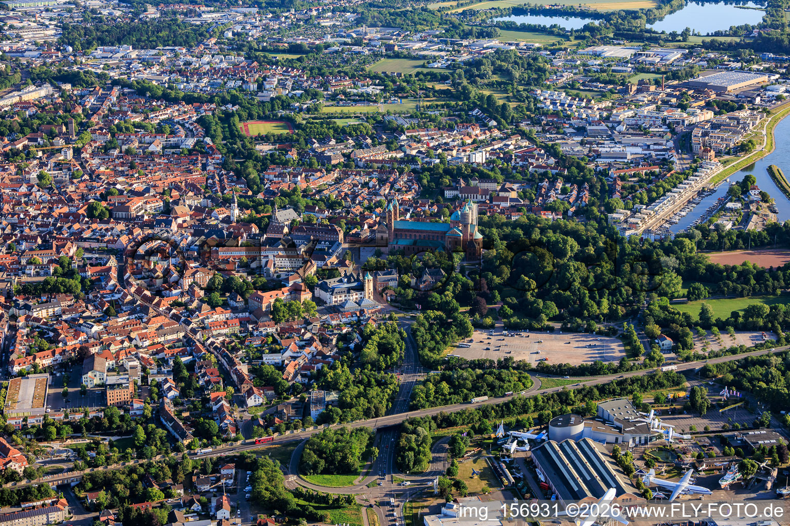 Stadtansicht von Süden mit Klipfelsau, Dom, Maximilianstraße und Jachthafen in Speyer im Bundesland Rheinland-Pfalz, Deutschland