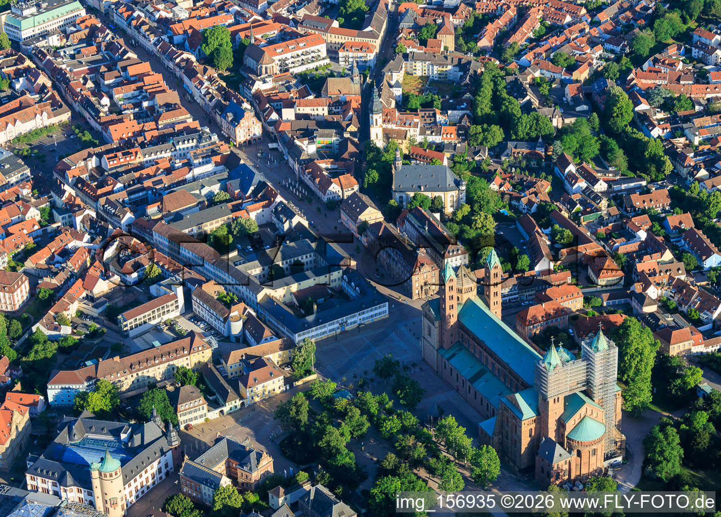 Maximilianstraße von Osten mit Historisches Museum der Pfalz und Dom in Speyer im Bundesland Rheinland-Pfalz, Deutschland