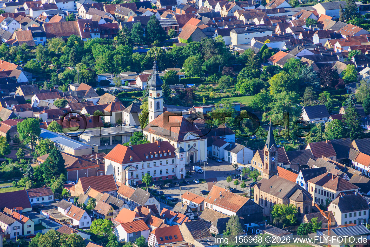 Protestantische Kirche Böhl, Johannes-Fink-Grundschule Böhl und Katholische Kirche Allerheiligen Böhl in Böhl-Iggelheim im Bundesland Rheinland-Pfalz, Deutschland