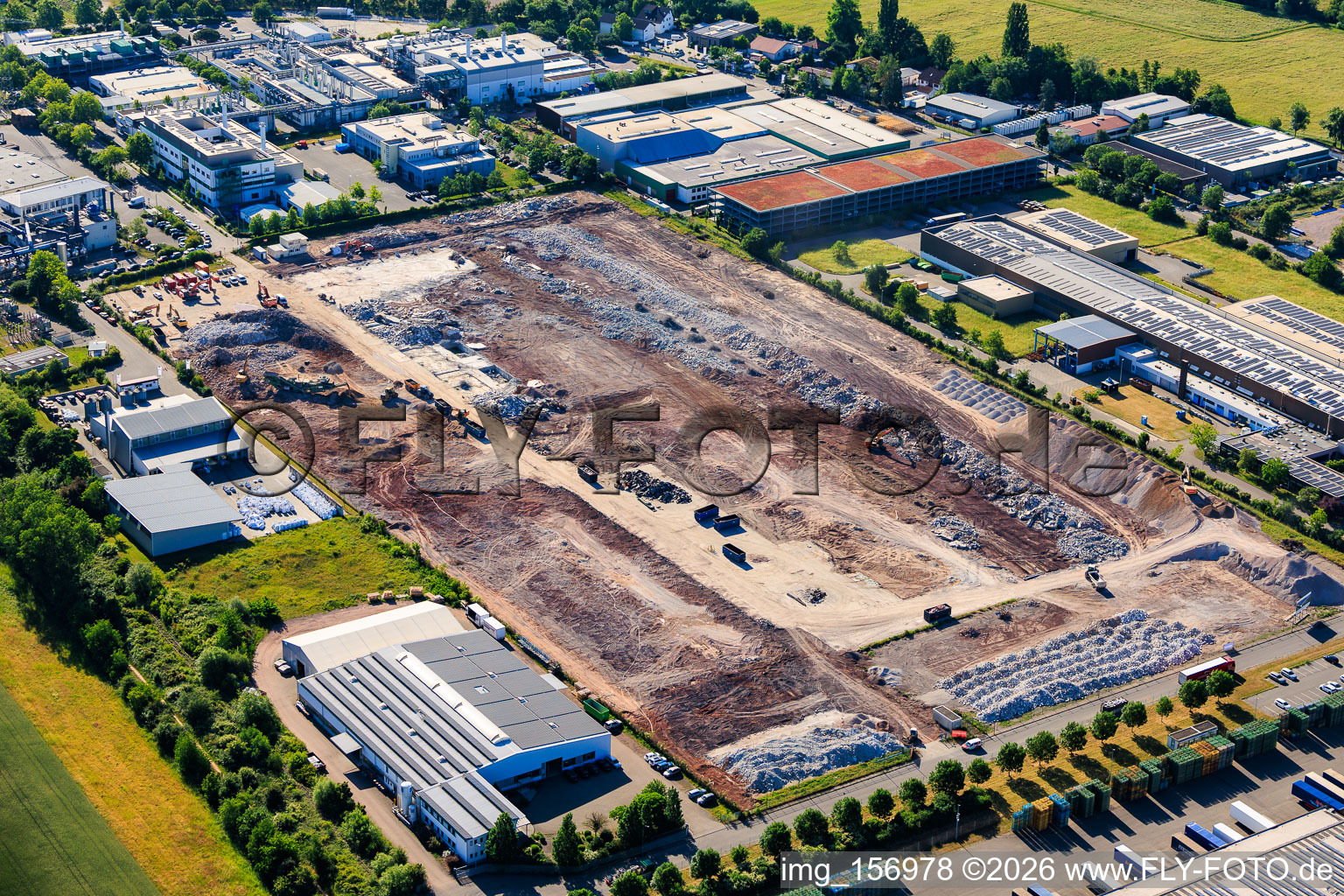 Industriegebiet Landau Ost mit dem Abrissgelände des seit 2005 geschlossenen füheren Standorts Ronal GmbH (früher Alcan Aluminium-Presswerk Pfalz GmbH) in Landau in der Pfalz im Bundesland Rheinland-Pfalz, Deutschland