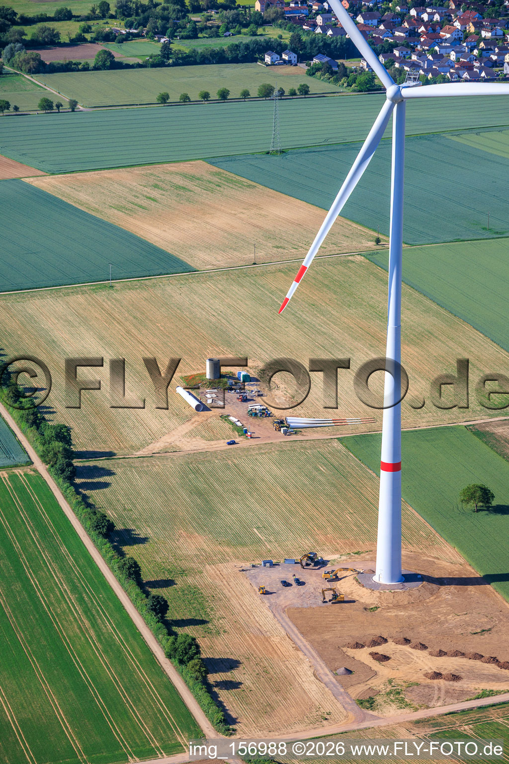 Abriss und Zerlegen der vier Altanlagen (GE 1.5) aus 2004 nach Repowering des Windpark Minfeld im Ortsteil Minderslachen in Kandel im Bundesland Rheinland-Pfalz, Deutschland