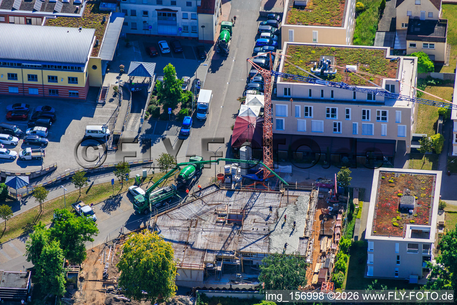 Betonierung der 1. Geschossdecke für 18 Eigentumswohnungen mit fertigem Keller Im Stadtkern von Grathwohl Erdbau und Abbruch GmbH und A-K.Bau GmbH in Kandel im Bundesland Rheinland-Pfalz, Deutschland
