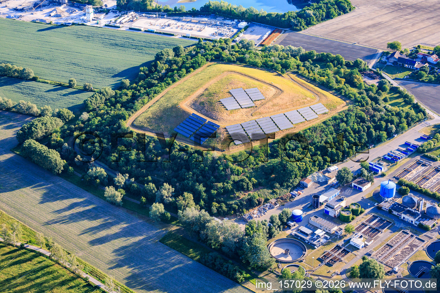 Begrünte Deponie mit PV-Anlage an der Kläranlage Speyer im Ortsteil Ludwigshof im Bundesland Rheinland-Pfalz, Deutschland