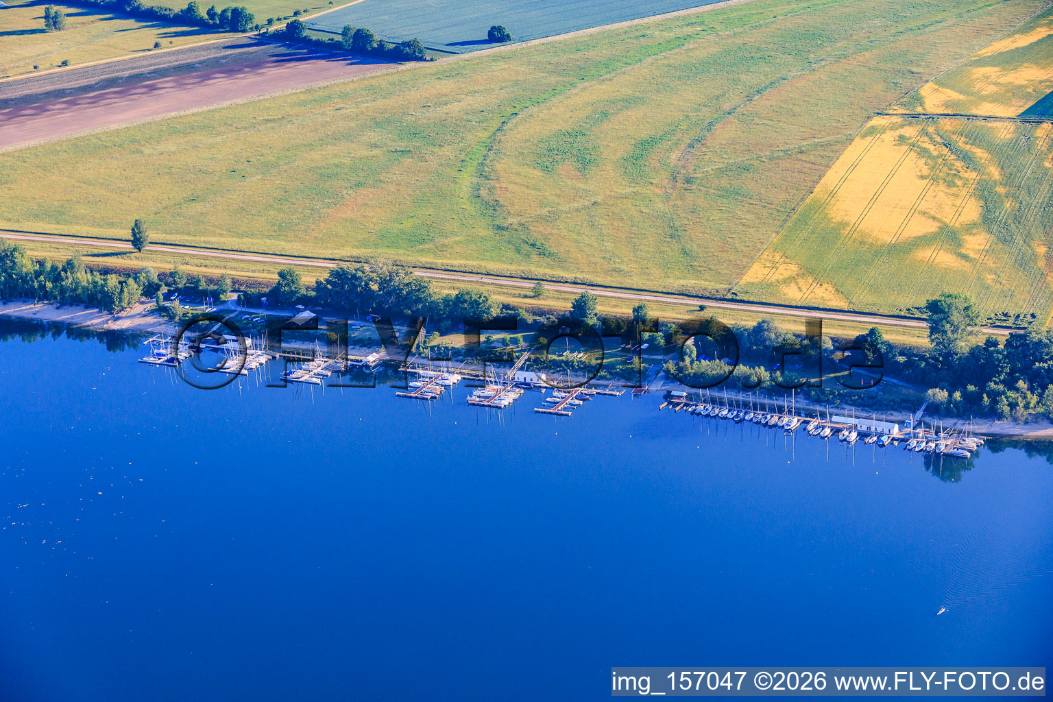 Bootsanleger des Kanu-und Segel-Club Frankenthal, HSK Ludwigshafen und Segelclub Kollerskipper am Ufer des Kollersee in Otterstadt im Bundesland Rheinland-Pfalz, Deutschland