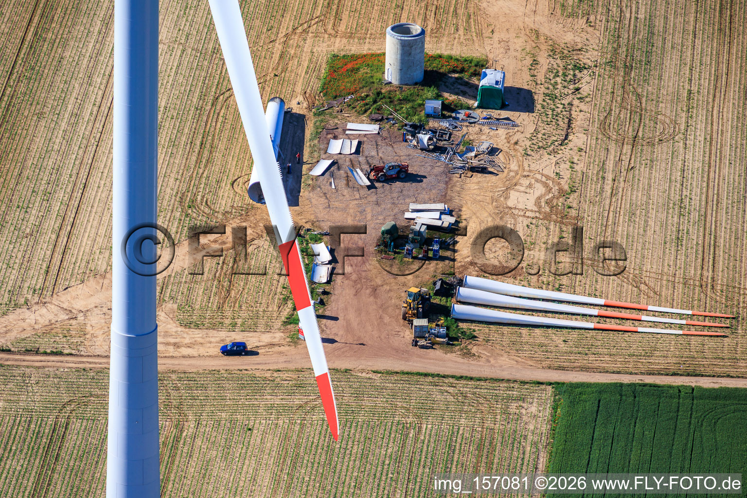 Abriss und Zerlegen der vier Altanlagen (GE 1.5) aus 2004 nach Repowering des Windpark Minfeld in Kandel im Bundesland Rheinland-Pfalz, Deutschland