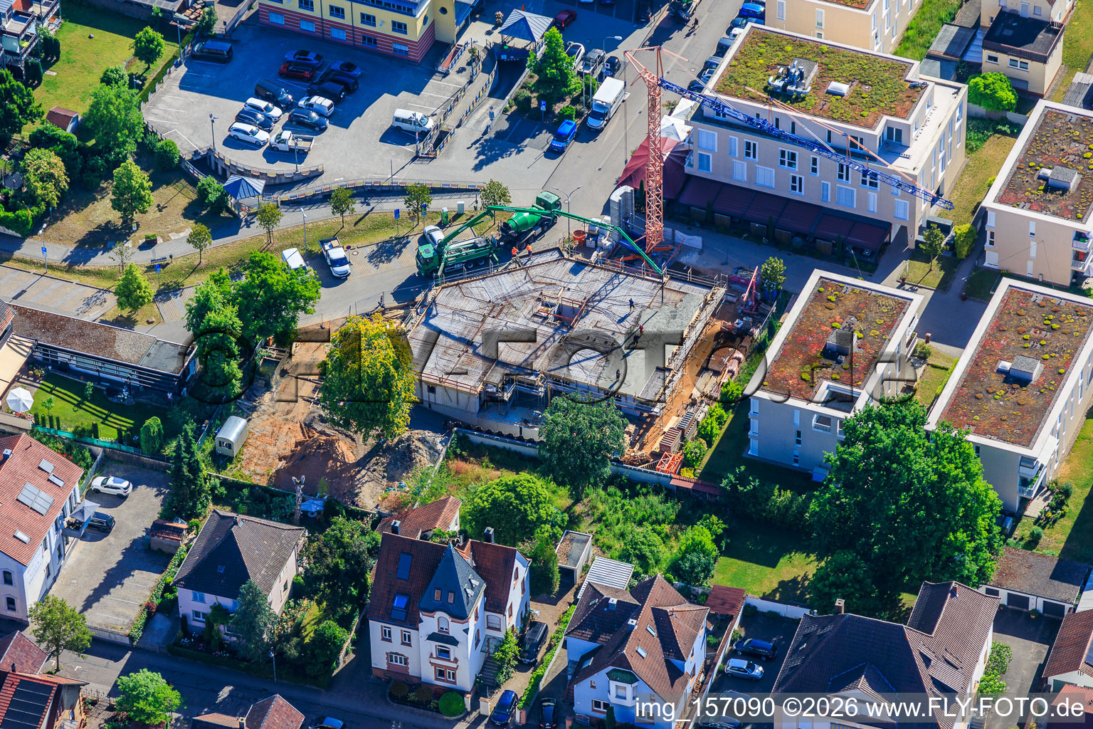 Betonierung der 1. Geschossdecke für 18 Eigentumswohnungen mit fertigem Keller Im Stadtkern von Grathwohl Erdbau und Abbruch GmbH und A-K.Bau GmbH in Kandel im Bundesland Rheinland-Pfalz, Deutschland