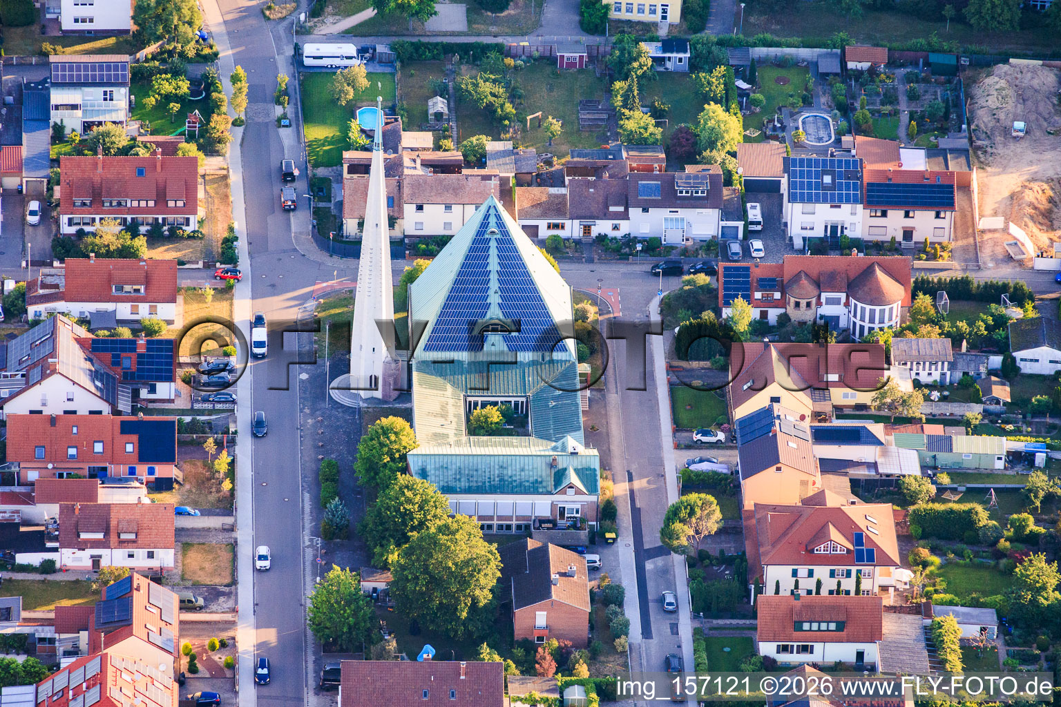 Modernes Gebäude mit PV-Dach der Prot. Christuskirche in Speyer im Bundesland Rheinland-Pfalz, Deutschland