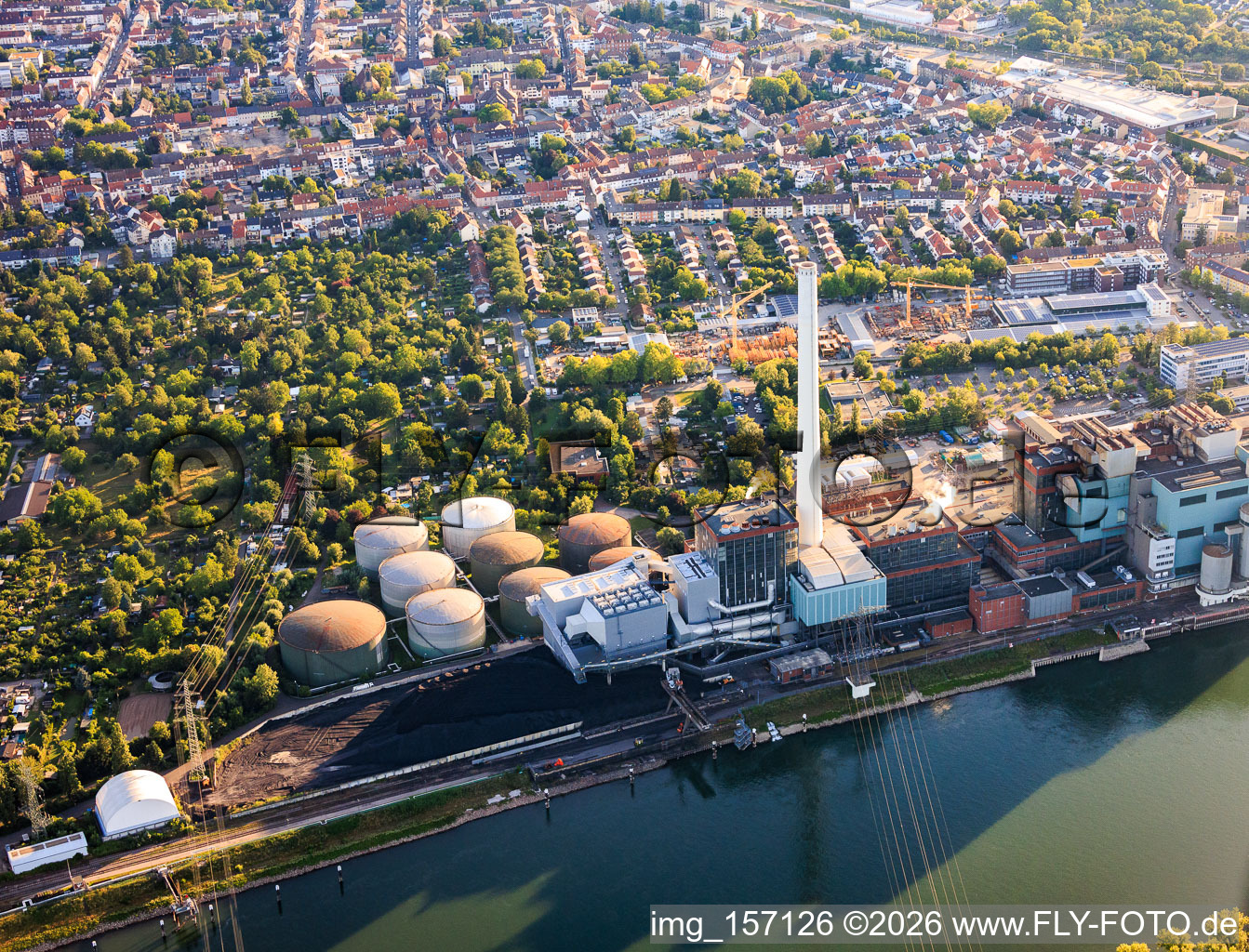 Öl- und Steinkohlelager des GKM am Rhein Grosskraftwerk Mannheim im Ortsteil Neckarau im Bundesland Baden-Württemberg, Deutschland