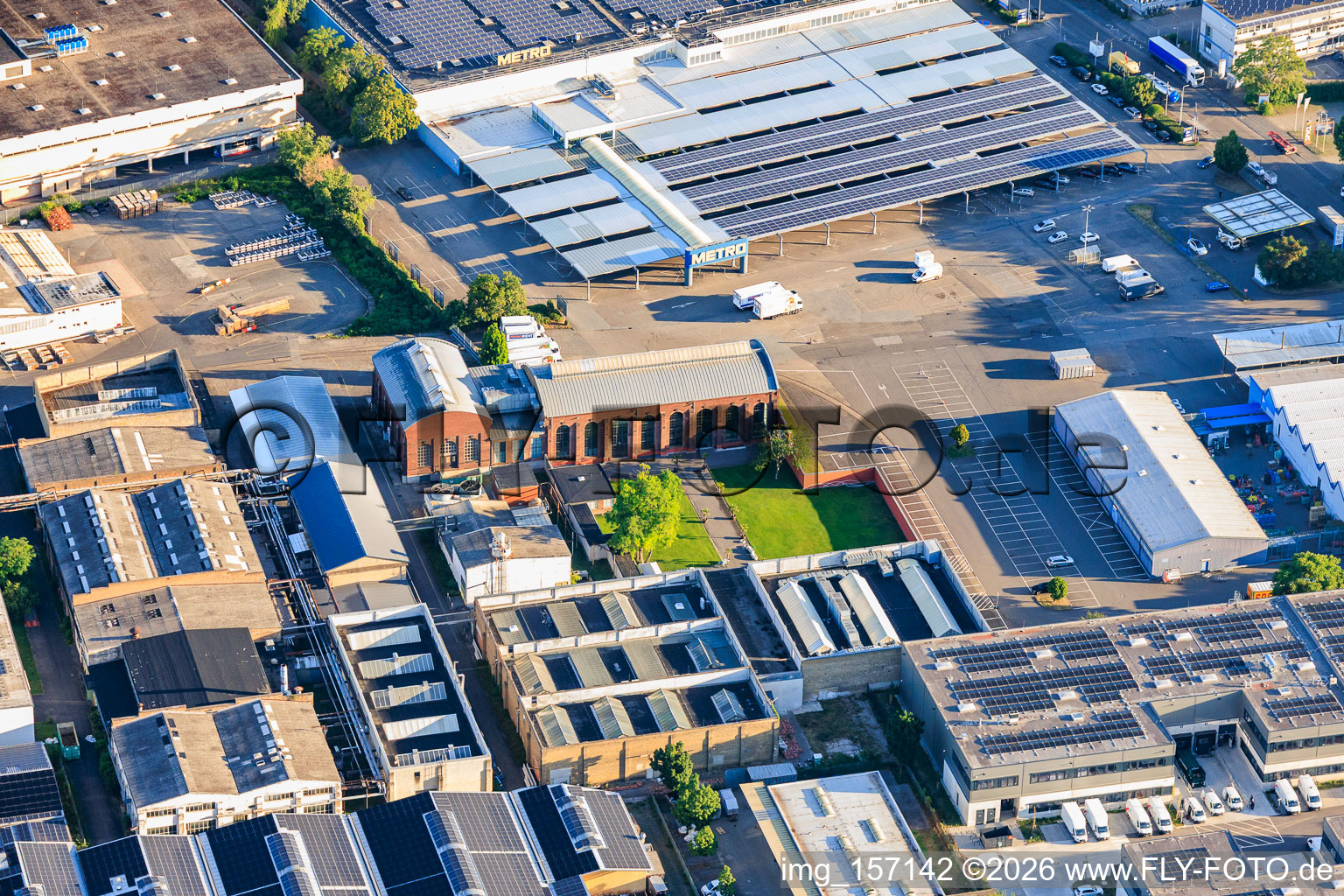 Alte Schildkrötfabrik und METRO Mannheim von Südosten im Ortsteil Neckarau im Bundesland Baden-Württemberg, Deutschland