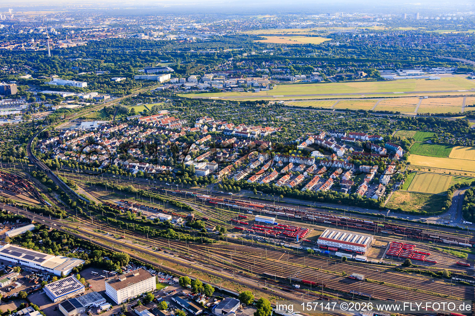 Ortsansicht aus Süden jenseits des Rangierbahnhofs im Ortsteil Neuhermsheim in Mannheim im Bundesland Baden-Württemberg, Deutschland