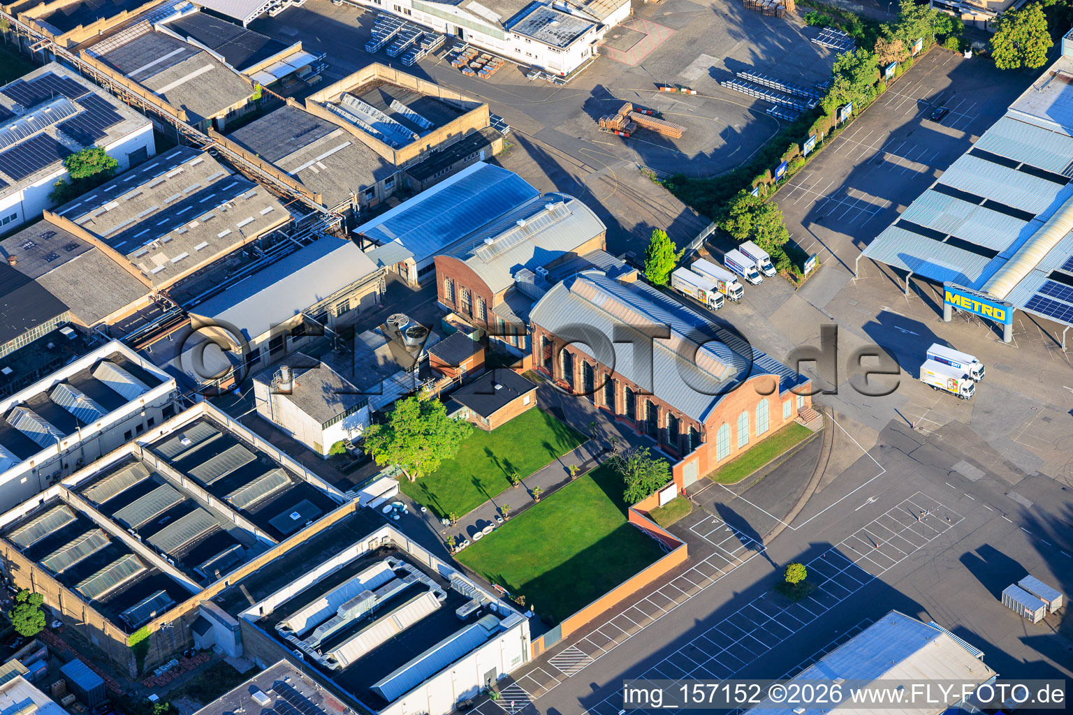 Alte Schildkrötfabrik von Osten im Ortsteil Neckarau in Mannheim im Bundesland Baden-Württemberg, Deutschland