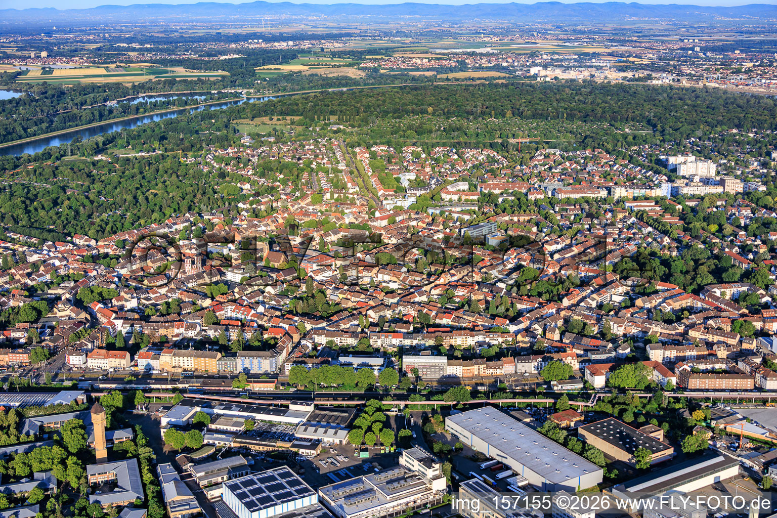 Stadtteilansicht bis zum Rhein aus Nordosten im Ortsteil Neckarau in Mannheim im Bundesland Baden-Württemberg, Deutschland