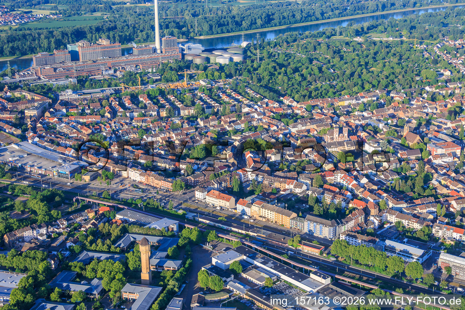 Stadtteilansicht aus Norden bis zum GKM am Rhein aus Norden im Ortsteil Neckarau in Mannheim im Bundesland Baden-Württemberg, Deutschland