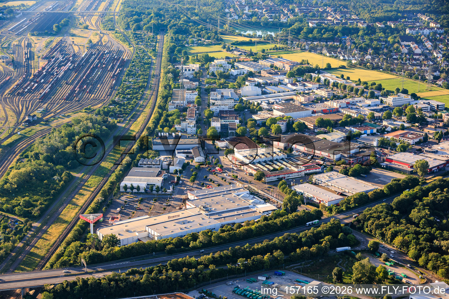 Gewerbegebiet Mallaustr mit BAUHAUS Mannheim-Mallau aus Nordwesten im Ortsteil Rheinau im Bundesland Baden-Württemberg, Deutschland