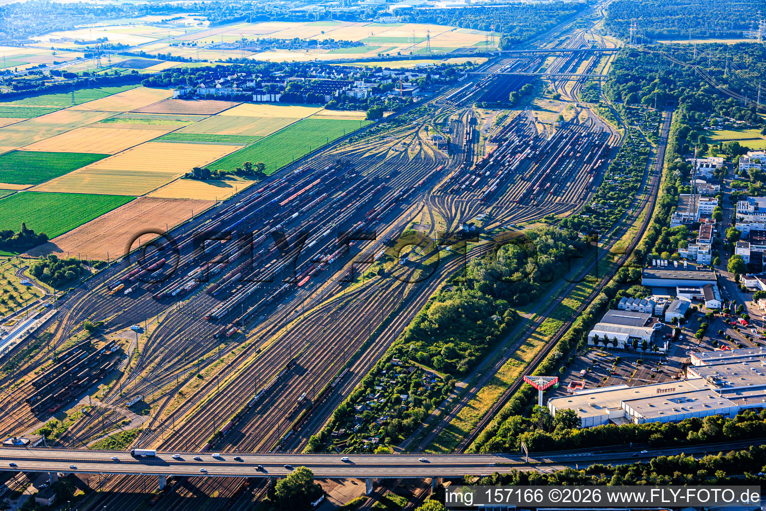 Gleise des Rangierbahnhofs der DB-InfraGo BM RBF im Ortsteil Rheinau in Mannheim im Bundesland Baden-Württemberg, Deutschland