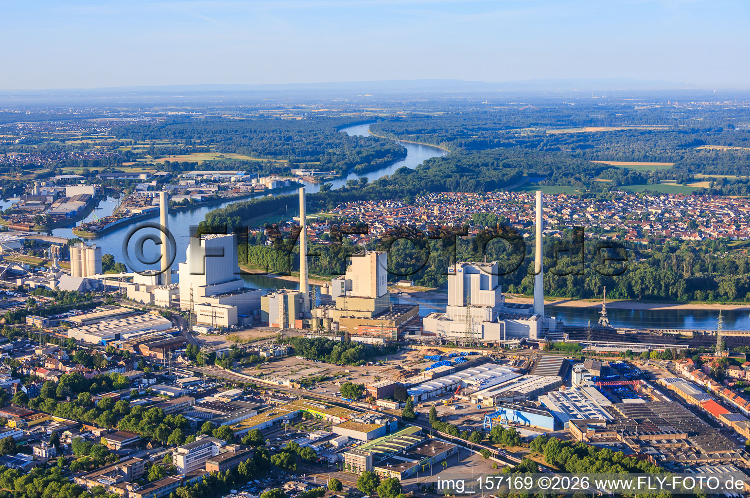 Grosskraftwerk Mannheim am Rheinufer aus Norden im Ortsteil Neckarau im Bundesland Baden-Württemberg, Deutschland