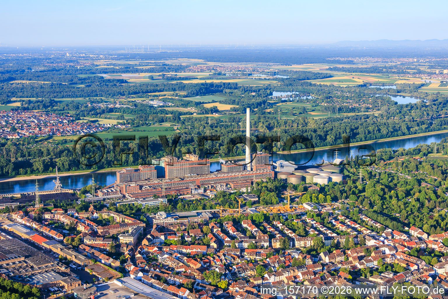 Stadtteilansicht aus Norden bis zum GKM am Rhein aus Norden im Ortsteil Neckarau in Mannheim im Bundesland Baden-Württemberg, Deutschland
