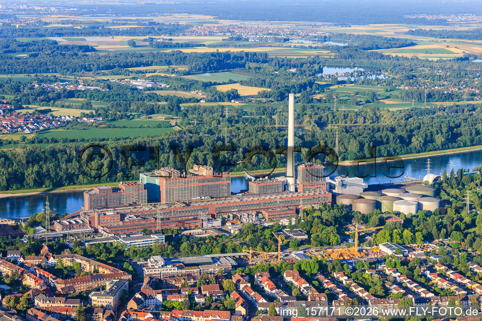 Stadtteilansicht aus Norden bis zum GKM am Rhein aus Norden im Ortsteil Neckarau in Mannheim im Bundesland Baden-Württemberg, Deutschland