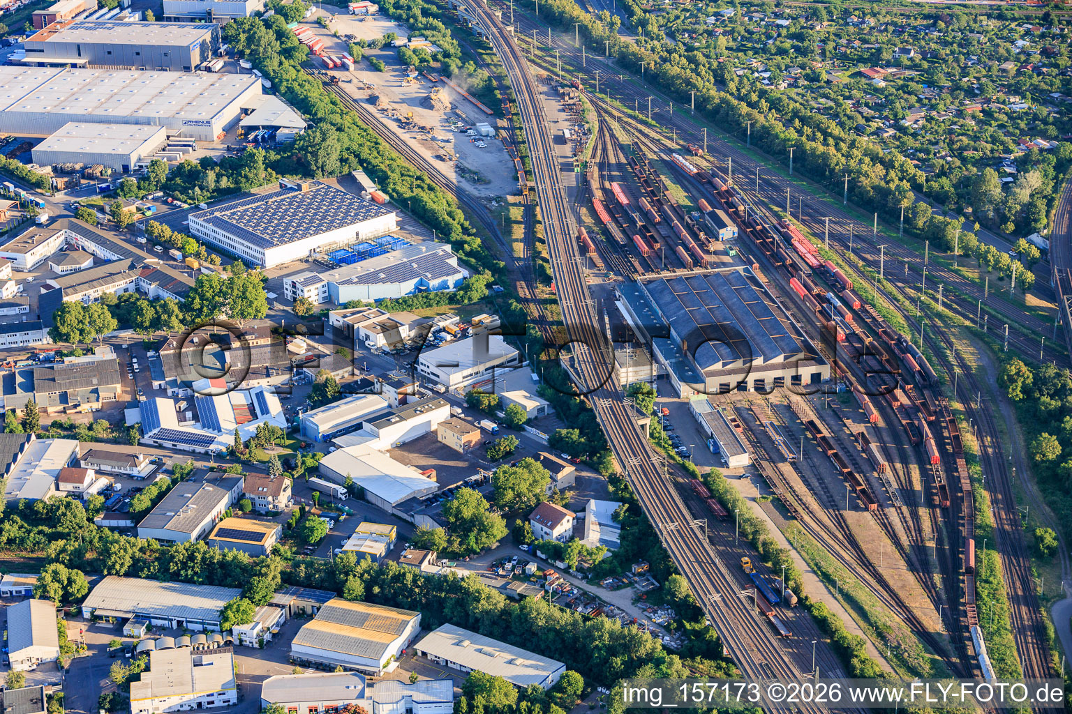 Gleise und Halle am Güterbahnhof der DB Cargo AG sowie Rhenus im Ortsteil Neckarau in Mannheim im Bundesland Baden-Württemberg, Deutschland