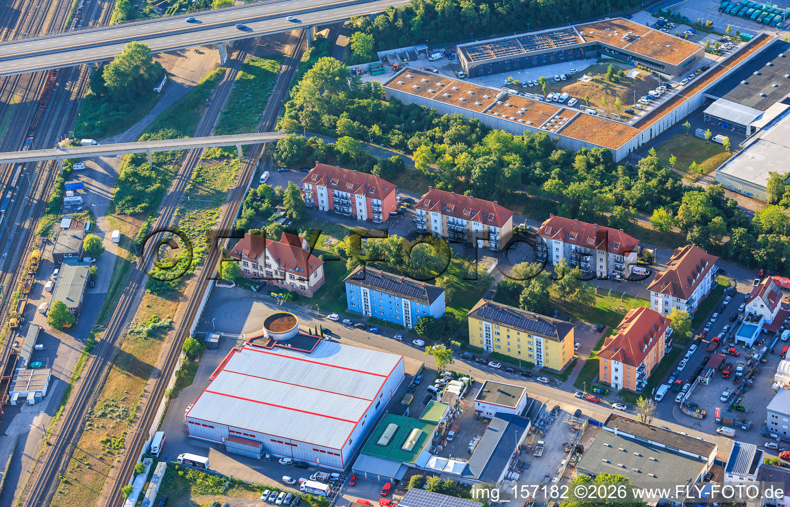 Wohnsiedlungsbauten und Pepperl+Fuchs Vertrieb Deutschland GmbH in der Franz-Grashof-Straße von Westen im Ortsteil Neckarau in Mannheim im Bundesland Baden-Württemberg