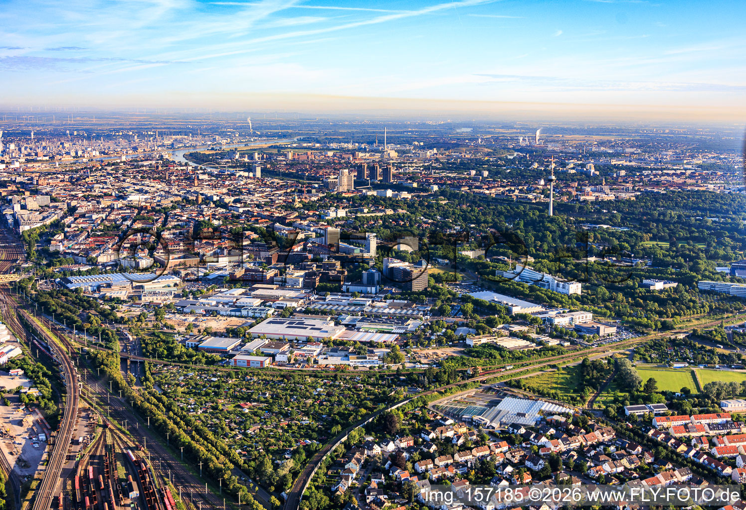 Gewerbegebiet Fahrlach von Südosten im Ortsteil Schwetzingerstadt in Mannheim im Bundesland Baden-Württemberg, Deutschland