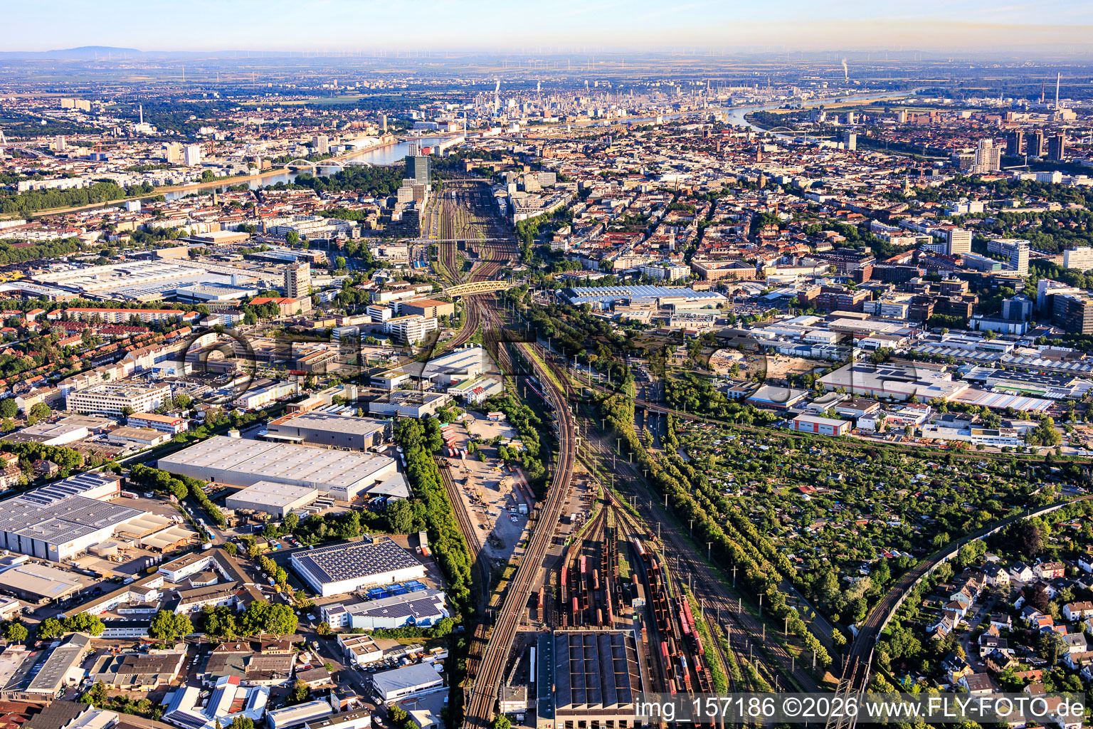 Stadtansicht aus Südosten beidseits der Bahngleise bis zum Rhein im Ortsteil Lindenhof in Mannheim im Bundesland Baden-Württemberg, Deutschland