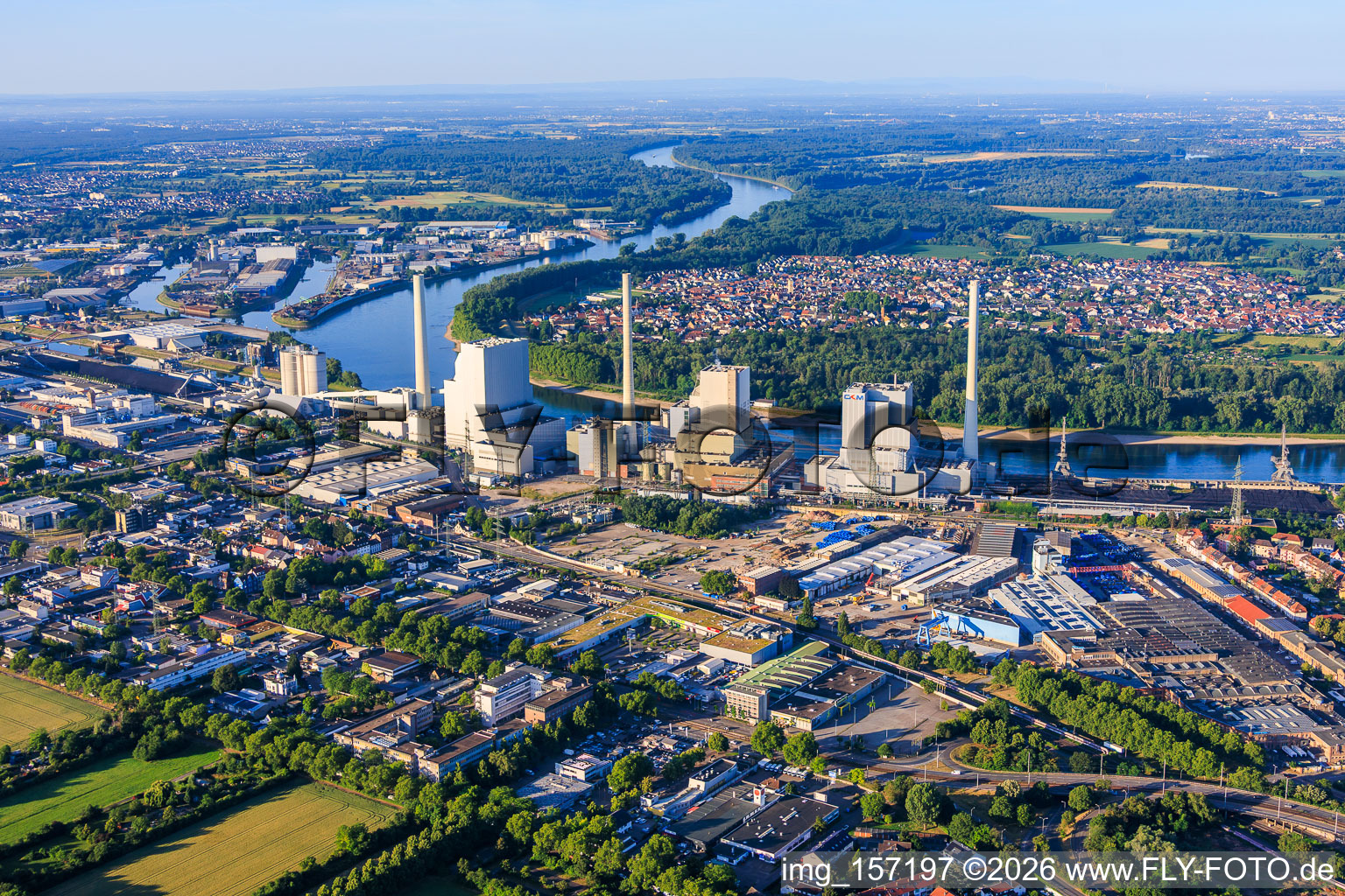 Grosskraftwerk Mannheim am Rheinufer aus Norden im Ortsteil Neckarau im Bundesland Baden-Württemberg, Deutschland