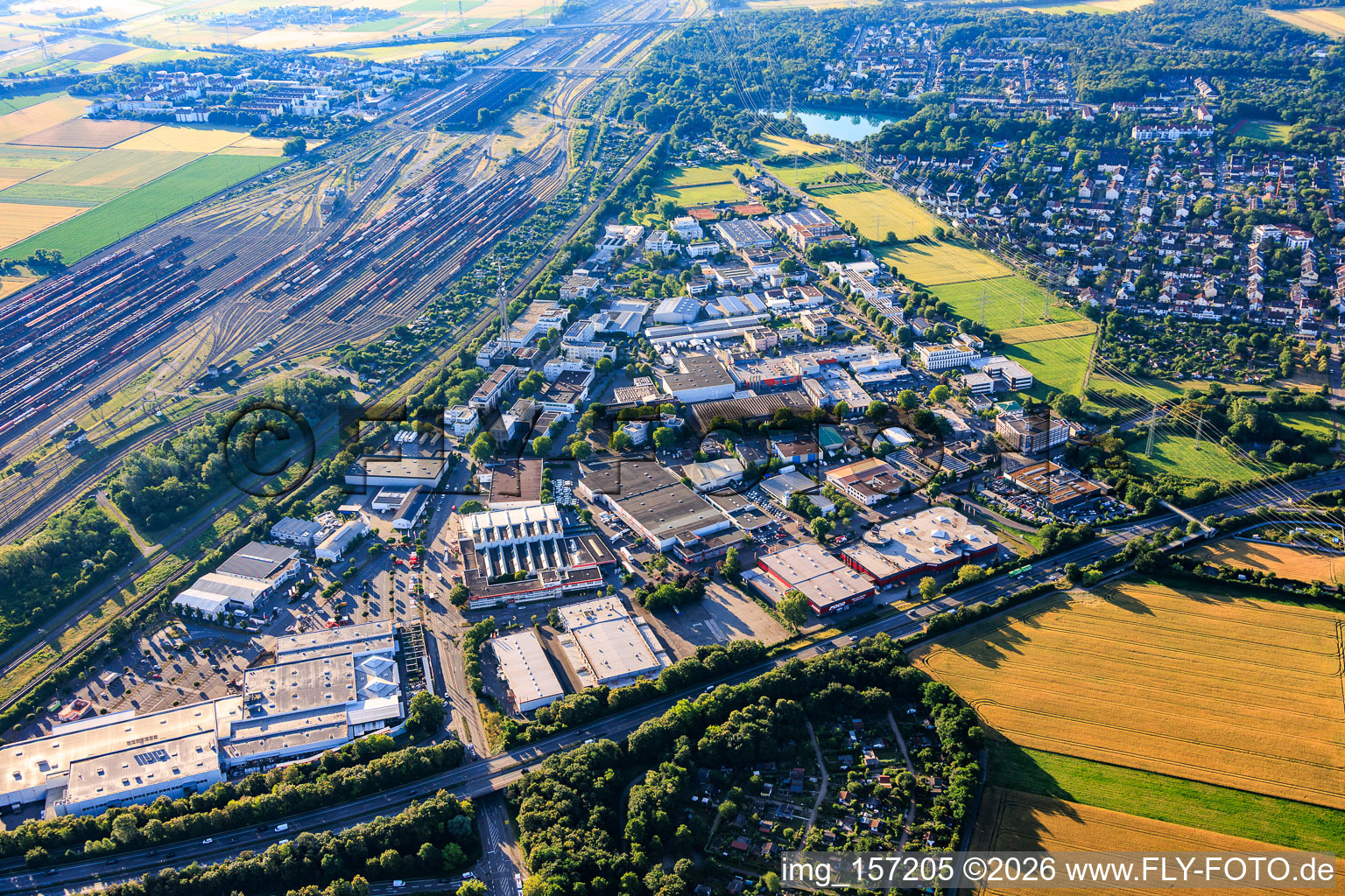Gewerbegebiet Mallaustr mit BAUHAUS Mannheim-Mallau von Westen im Ortsteil Rheinau im Bundesland Baden-Württemberg, Deutschland