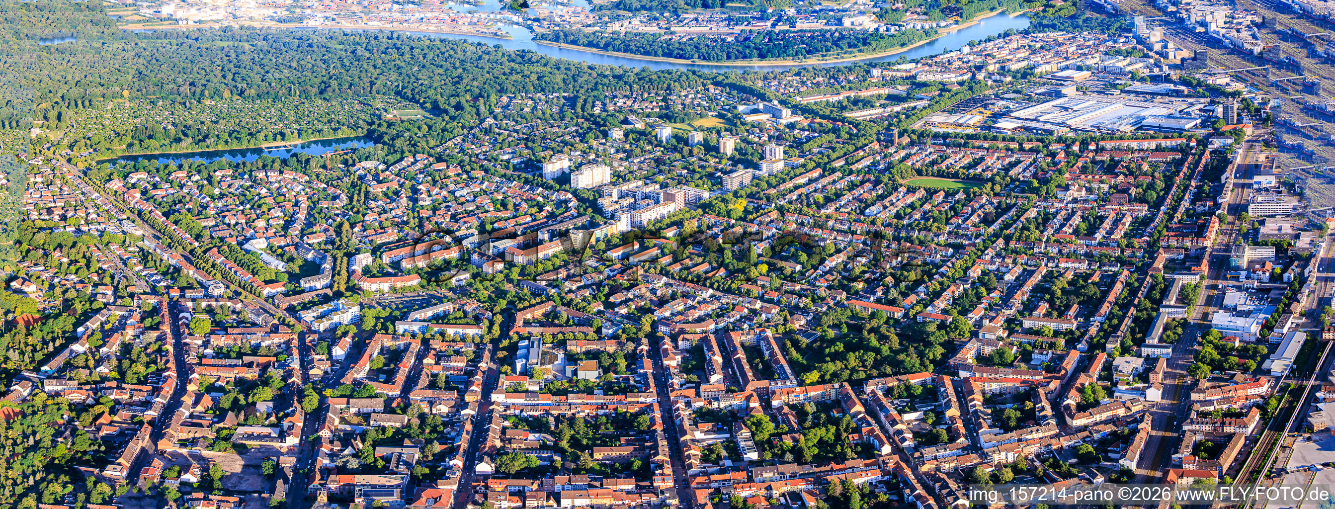 Stadtteilpanorama aus Osten bis zum Stollenwörthweiher und Parkinsel jenseits des Rheins im Ortsteil Almenhof in Mannheim im Bundesland Baden-Württemberg, Deutschland