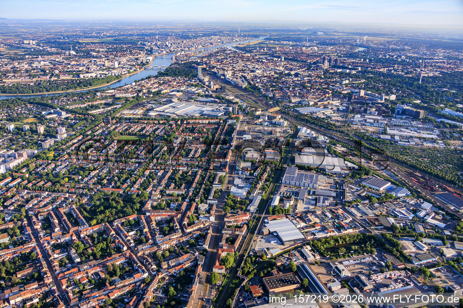 Stadtteilübersicht aus Südosten bis zum Rheinufer am Lindenhof im Ortsteil Almenhof in Mannheim im Bundesland Baden-Württemberg, Deutschland