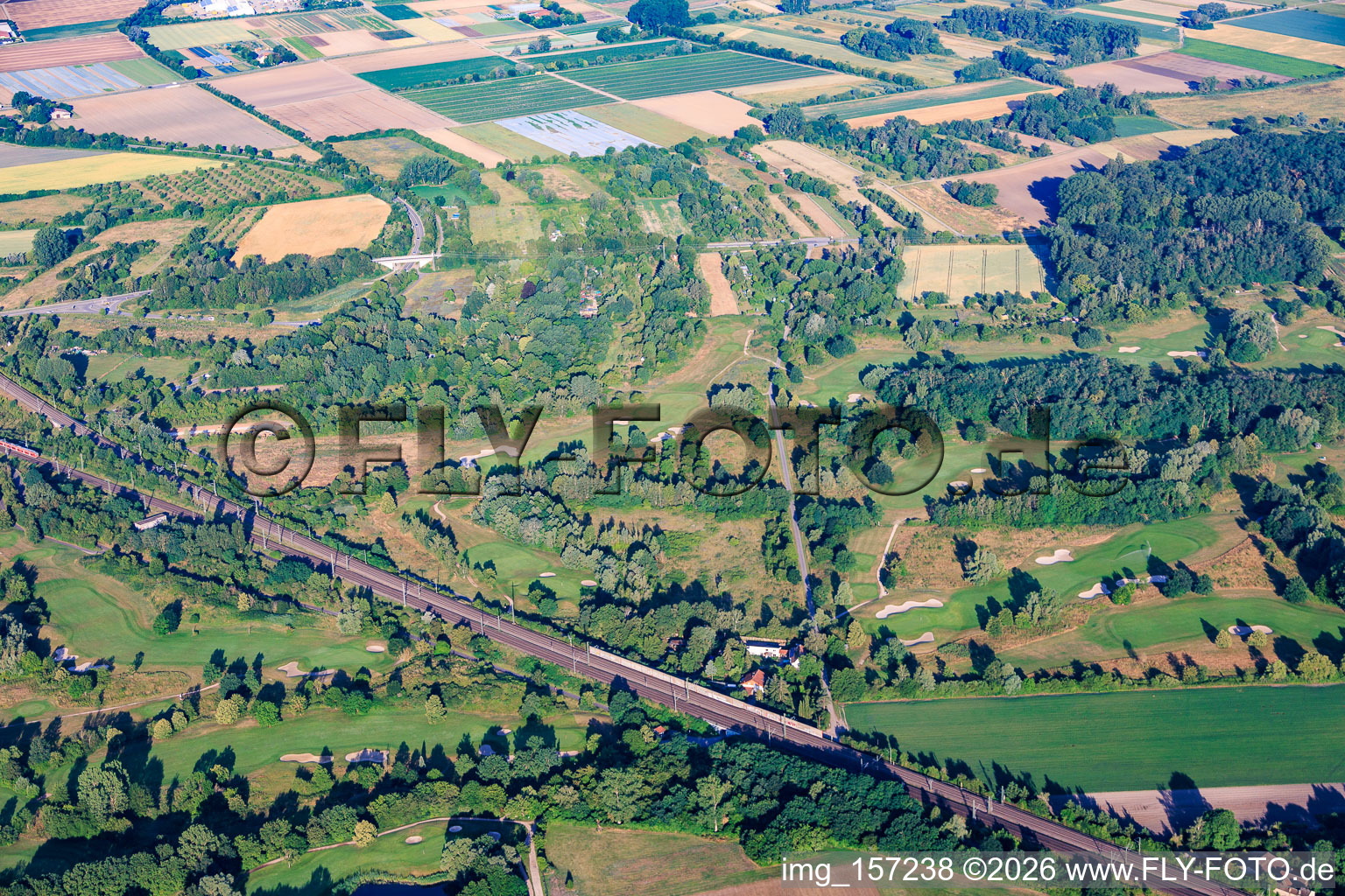 Golfplatz des Golfpark Kurpfalz westlich der Bahn in Schifferstadt im Bundesland Rheinland-Pfalz, Deutschland