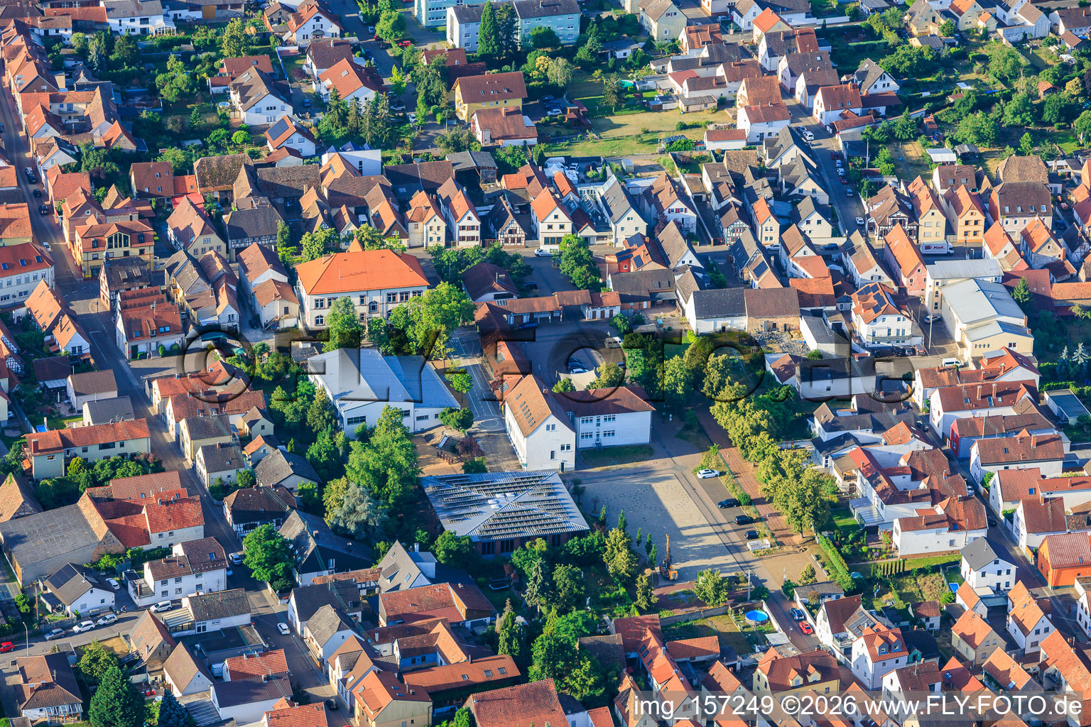 Hort Windrose und Jakob-Heinrich-Lützel-Schule am Kerweplatz Iggelheim in Böhl-Iggelheim im Bundesland Rheinland-Pfalz, Deutschland