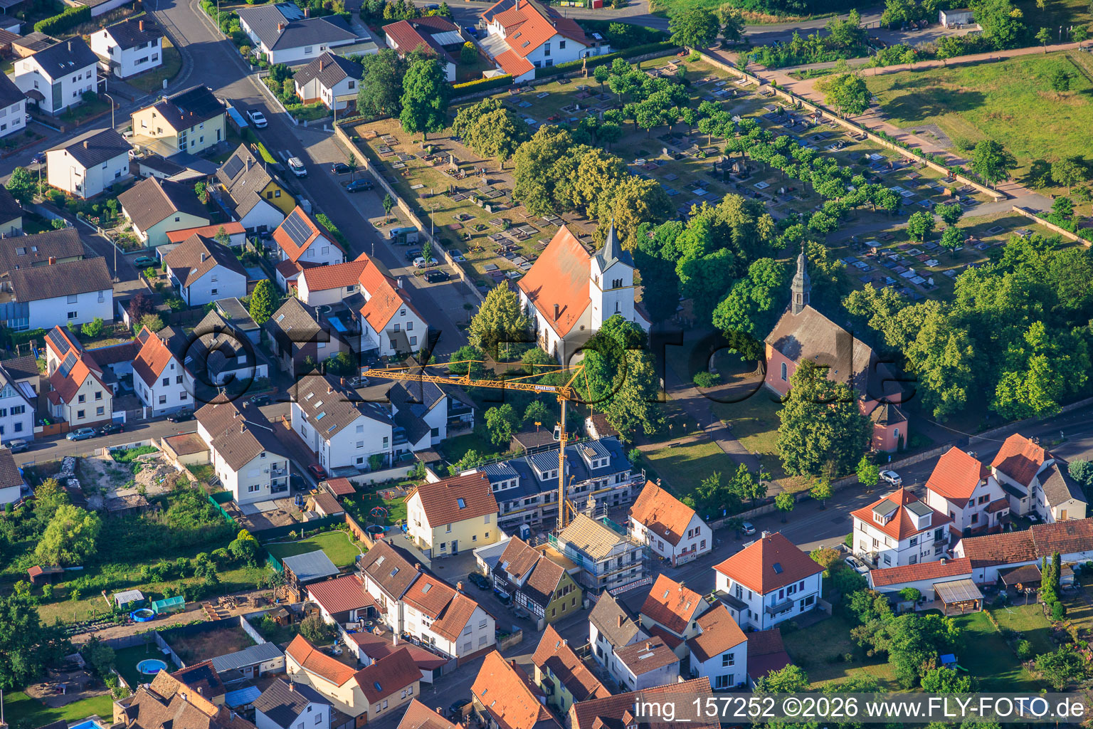Friedhof mit 2 Kirchen im Ortsteil Iggelheim in Böhl-Iggelheim im Bundesland Rheinland-Pfalz, Deutschland