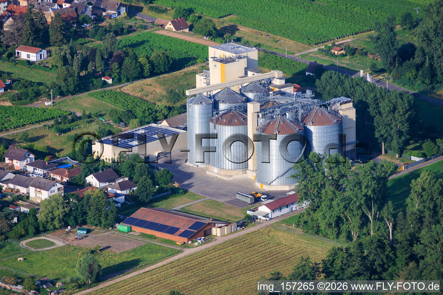 Silos und Produktionsgebäude der Mühle Cornexo GmbH von Nordosten in Freimersheim im Bundesland Rheinland-Pfalz, Deutschland