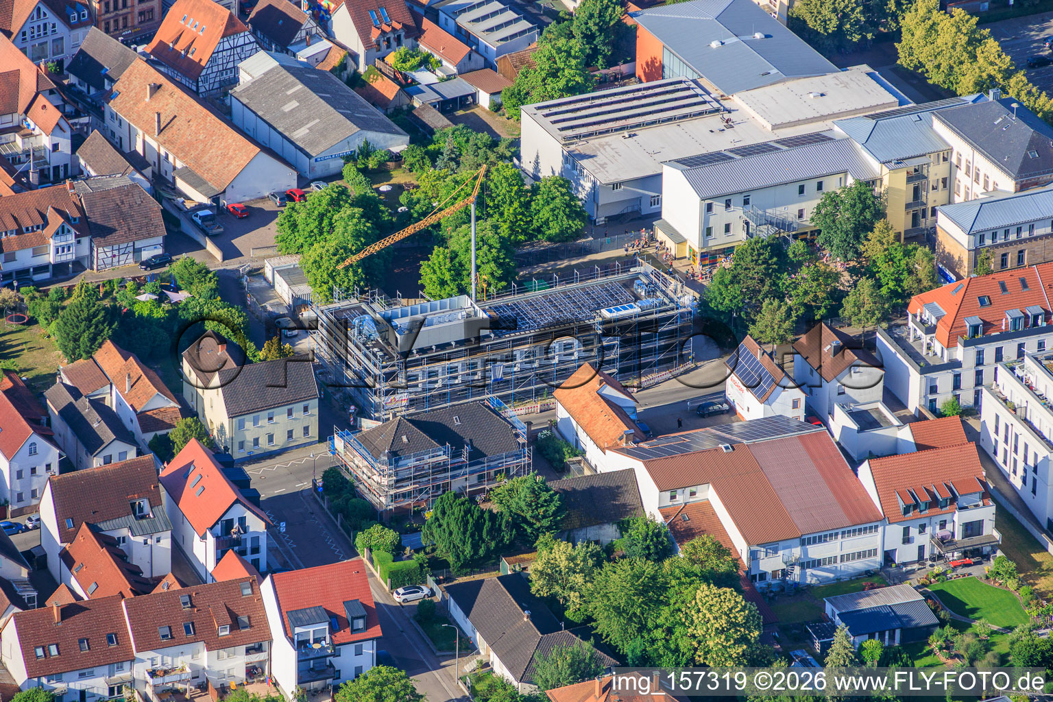 Baustelle des Neubau der VERBANDSGEMEINDE KANDEL für Mensagebäude der Ludwig-Riedinger-Grundschule. zwo/elf Architekten PartmbB Erdbauarbeiten: Gaudier Erd-u. Rückbau GmbH Fensterarbeiten: Trumpf Metallbau GmbH FREIANLAGEN: Bauer.Landschaftsarchitekten HAUSTECHNIK: Bender+Urich GmbH & Co.KG TRAGWERK: Ingenieurbüro Sikora Fassadenarbeiten: AS-Fassaden GmbH Rohbauarbeiten:Wünschel BAU GmbH Elektroarbeiten: Wieland & Schultz GmbH RLP-Ministerium für Bildung, Wissenschaft, Weiterbildung und Kultur in Kandel im Bundesland Rheinland-Pfalz, Deutschland