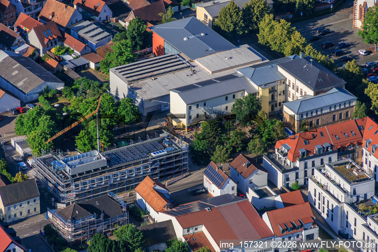 Baustelle des Neubau der VERBANDSGEMEINDE KANDEL für Mensagebäude der Ludwig-Riedinger-Grundschule. zwo/elf Architekten PartmbB Erdbauarbeiten: Gaudier Erd-u. Rückbau GmbH Fensterarbeiten: Trumpf Metallbau GmbH FREIANLAGEN: Bauer.Landschaftsarchitekten HAUSTECHNIK: Bender+Urich GmbH & Co.KG TRAGWERK: Ingenieurbüro Sikora Fassadenarbeiten: AS-Fassaden GmbH Rohbauarbeiten:Wünschel BAU GmbH Elektroarbeiten: Wieland & Schultz GmbH RLP-Ministerium für Bildung, Wissenschaft, Weiterbildung und Kultur in Kandel im Bundesland Rheinland-Pfalz, Deutschland
