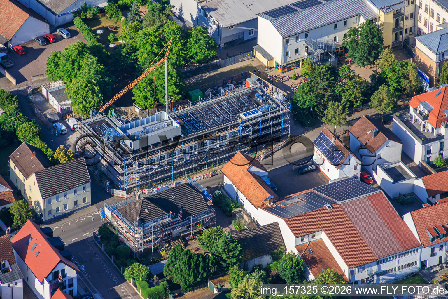 Baustelle des Neubau der VERBANDSGEMEINDE KANDEL für Mensagebäude der Ludwig-Riedinger-Grundschule. zwo/elf Architekten PartmbB Erdbauarbeiten: Gaudier Erd-u. Rückbau GmbH Fensterarbeiten: Trumpf Metallbau GmbH FREIANLAGEN: Bauer.Landschaftsarchitekten HAUSTECHNIK: Bender+Urich GmbH & Co.KG TRAGWERK: Ingenieurbüro Sikora Fassadenarbeiten: AS-Fassaden GmbH Rohbauarbeiten:Wünschel BAU GmbH Elektroarbeiten: Wieland & Schultz GmbH RLP-Ministerium für Bildung, Wissenschaft, Weiterbildung und Kultur in Kandel im Bundesland Rheinland-Pfalz, Deutschland