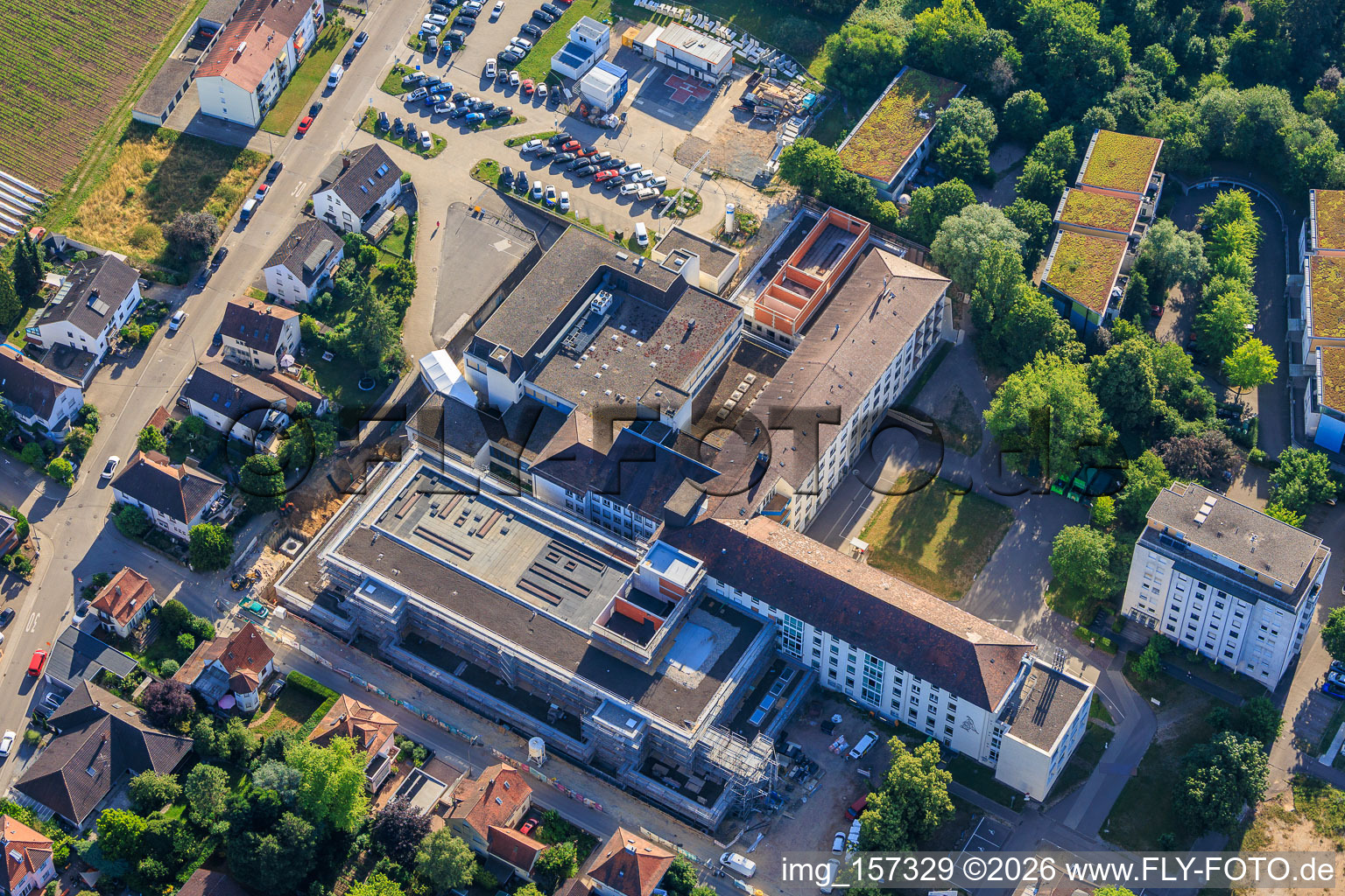 Baustelle für den NEUBAU der NOTAUFNAHME, INTENSIVMEDIZIN UND DIAGNOSTIKBEREICHE der Asklepios Südpfalzkliniken GmbH. Projektsteuerung: BPM Bau- und Projektmanagement Hart GmbH. BPM Architektur, Planung + Objektüberwachung: alsh sander hofrichter architekten GmbH Gesellschaft für Architektur und Generalplanung. Planungsbüro Noll GmbH , TGA-Planung / Heizung-Lüftung-Sanitär-Medizinische Gase-Gebäudeautomation, TGA-Planung / Stark- u. Schwachstromtechnische Anlagen / Fördertechnik: DE-Plan GmbH & Co. KG, Tragwerksplanung: ZPP Ingenieure AG, Freianlagen hofmann_röttgen Landschaftsarchitekten BDLA, Brandschutz: Rieser-Wessel Brandschutzsachverständige & Ingenieure PartG mbB und Bauphysik / Schallschutz-Akustik: Ingenieurbüro Seidel in Kandel im Bundesland Rheinland-Pfalz, Deutschland