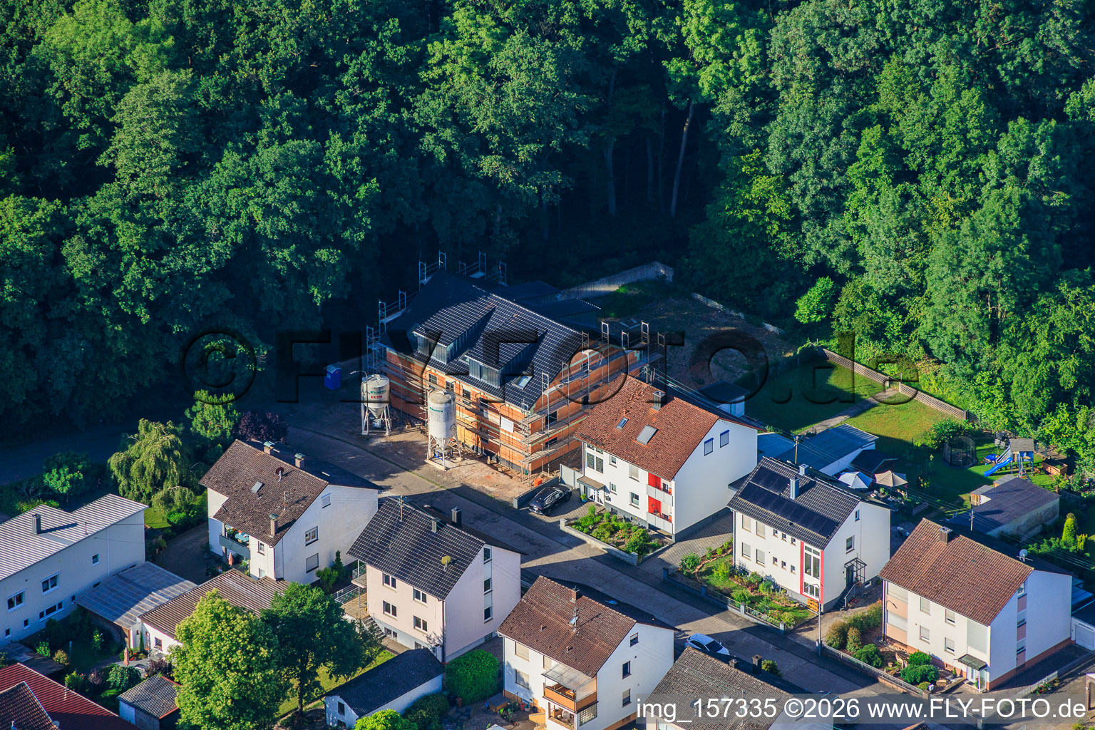 Baustelle für Neubau eines Sechsfamilienhaus in der Elsässer Straße in Kandel im Bundesland Rheinland-Pfalz, Deutschland