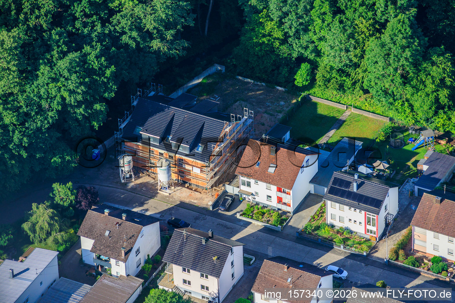 Baustelle für Neubau eines Sechsfamilienhaus in der Elsässer Straße in Kandel im Bundesland Rheinland-Pfalz, Deutschland
