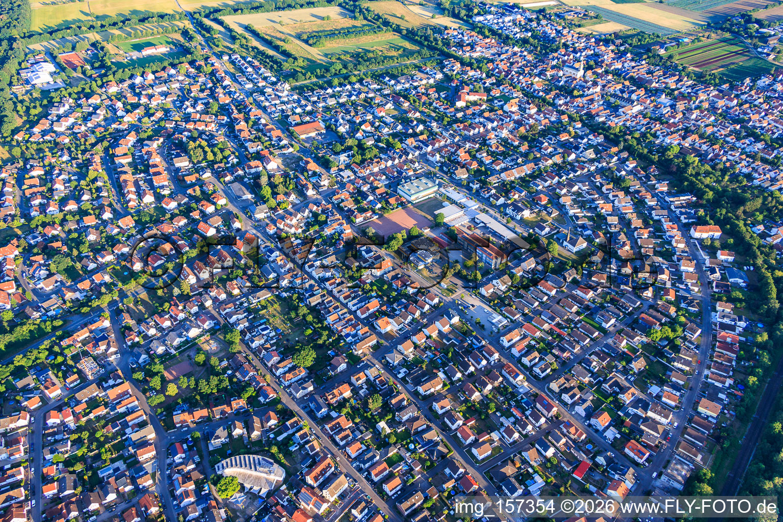 Stadtübersicht von Osten in Lingenfeld im Bundesland Rheinland-Pfalz, Deutschland