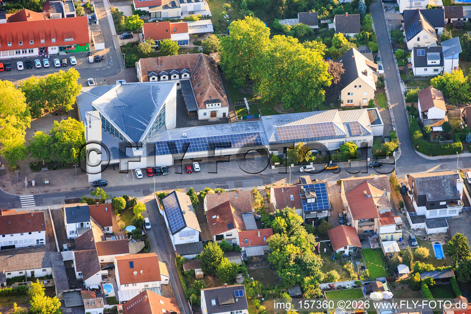 Modernes Gebäude mit PV-.Dächern von St. Konrad, katholische Kirche in Speyer im Bundesland Rheinland-Pfalz, Deutschland
