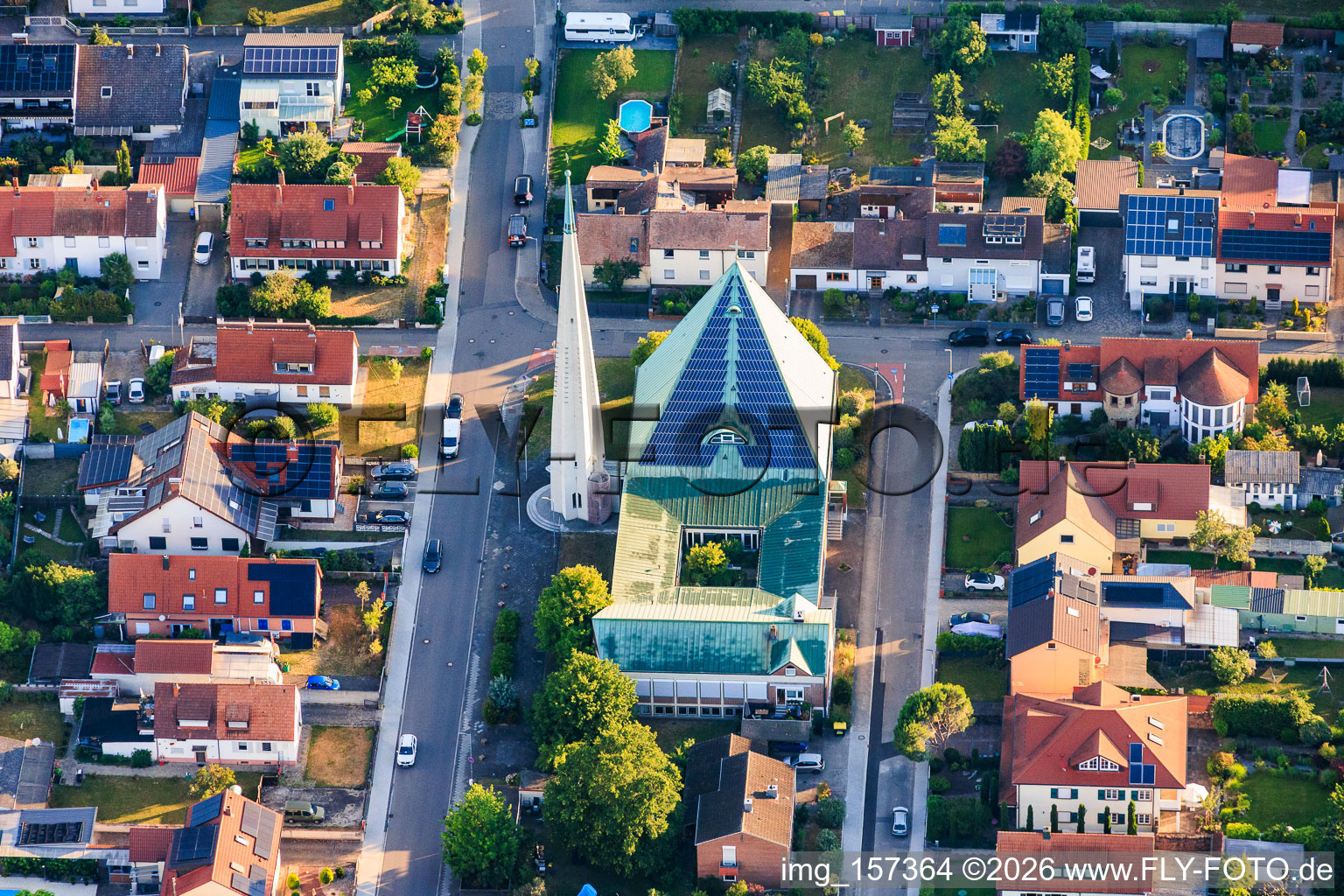 Modernes Gebäude mit PV-Dach der Prot. Christuskirche in Speyer im Bundesland Rheinland-Pfalz, Deutschland