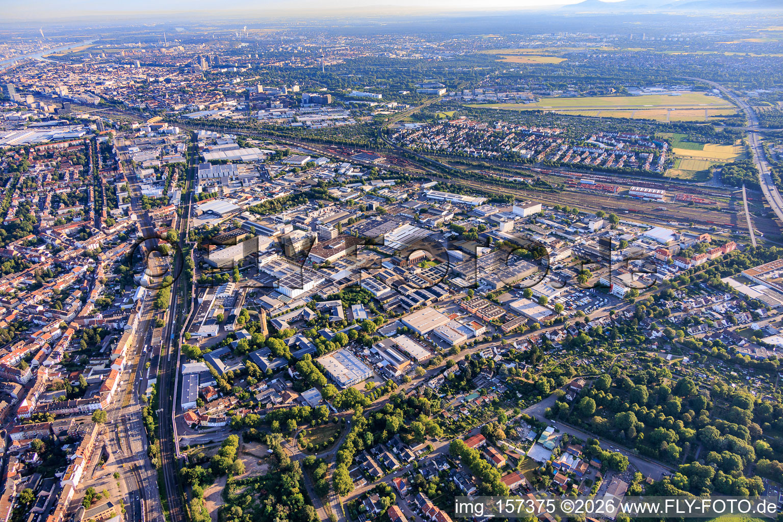 Gewerbegebiet Floßwörthstraße von Süden im Ortsteil Neckarau in Mannheim im Bundesland Baden-Württemberg, Deutschland