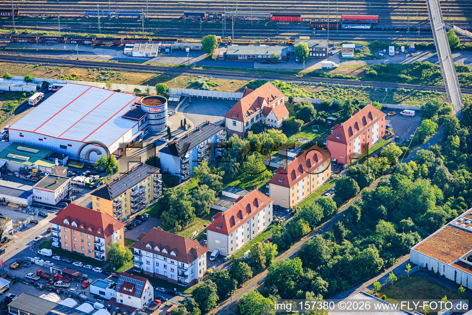Wohnsiedlungsbauten in der Franz-Grashof-Straße im Ortsteil Neckarau in Mannheim im Bundesland Baden-Württemberg, Deutschland