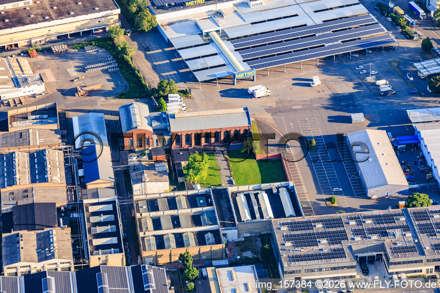 Alte Schildkrötfabrik und METRO Mannheim von Südosten im Ortsteil Neckarau im Bundesland Baden-Württemberg, Deutschland